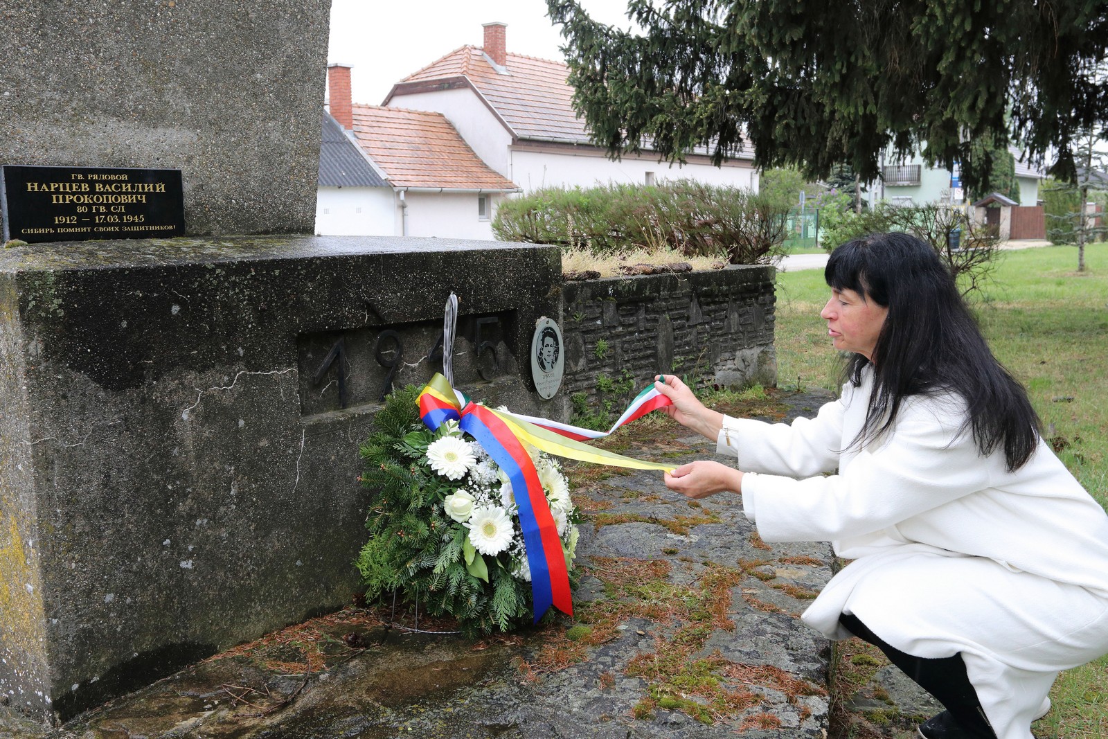 Koszorúzások a katonatemetőkben és a Városház téren